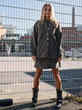 Ladda upp bild till gallerivisning, model_shot-creative
